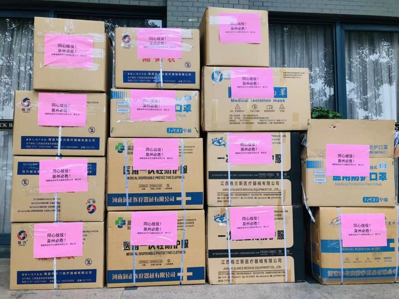 0323捐贈醫(yī)用口罩、防護(hù)服等防疫物資給市文旅游局30000.jpg 0323捐贈醫(yī)用口罩、防護(hù)服等防疫物資給市文旅游局30000.jpg